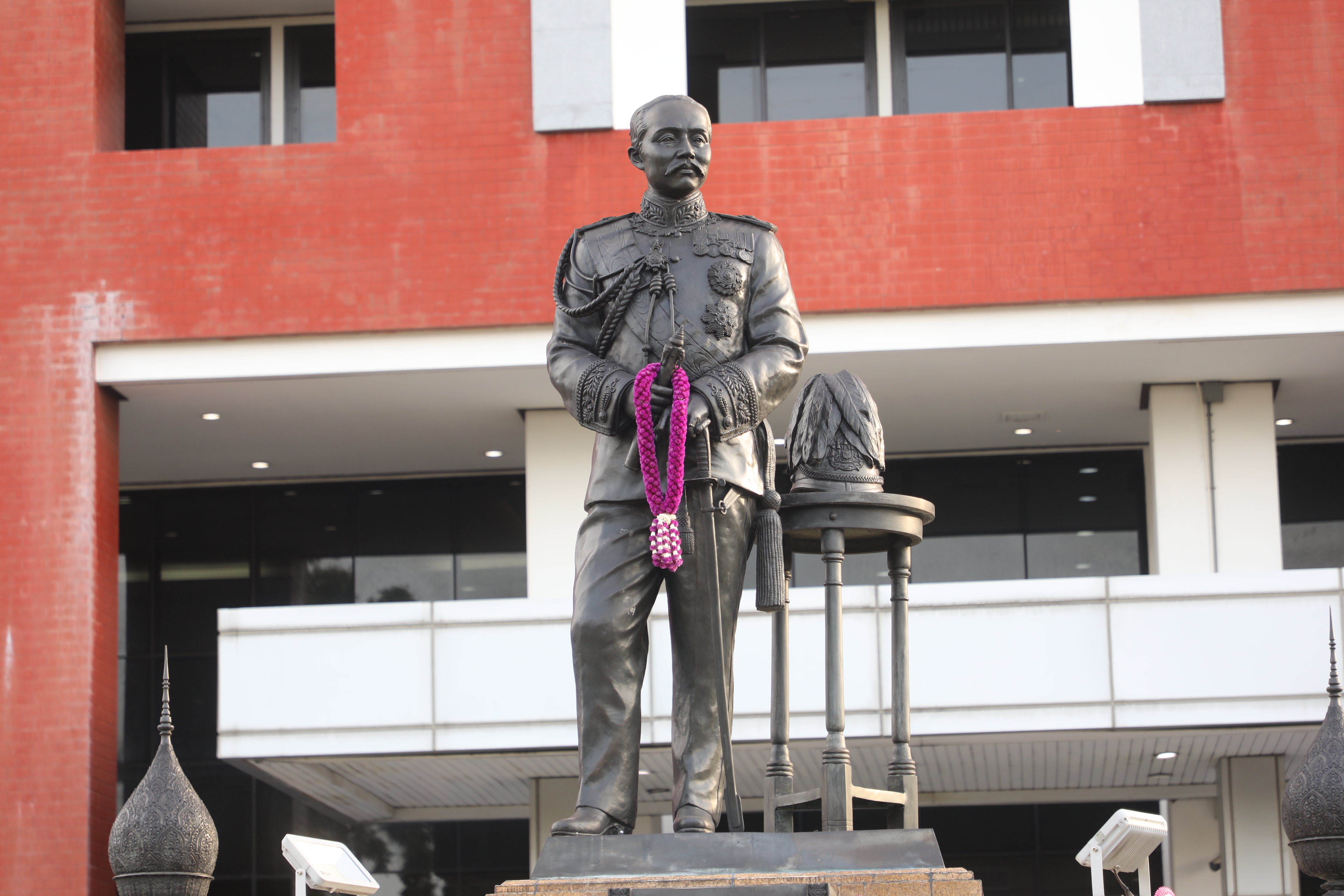 title - ส.ป.ก. ร่วมพิธีวางพานพุ่มถวายเครื่องราชสักการะ พระบรมราชานุสาวรีย์พระบาทสมเด็จพระปรมินทร มหาจุฬาลงกรณ์ พระจุลจอมเกล้าเจ้าอยู่หัว เนื่องในวันสื่อสารแห่งชาติ ประจำปี 2569